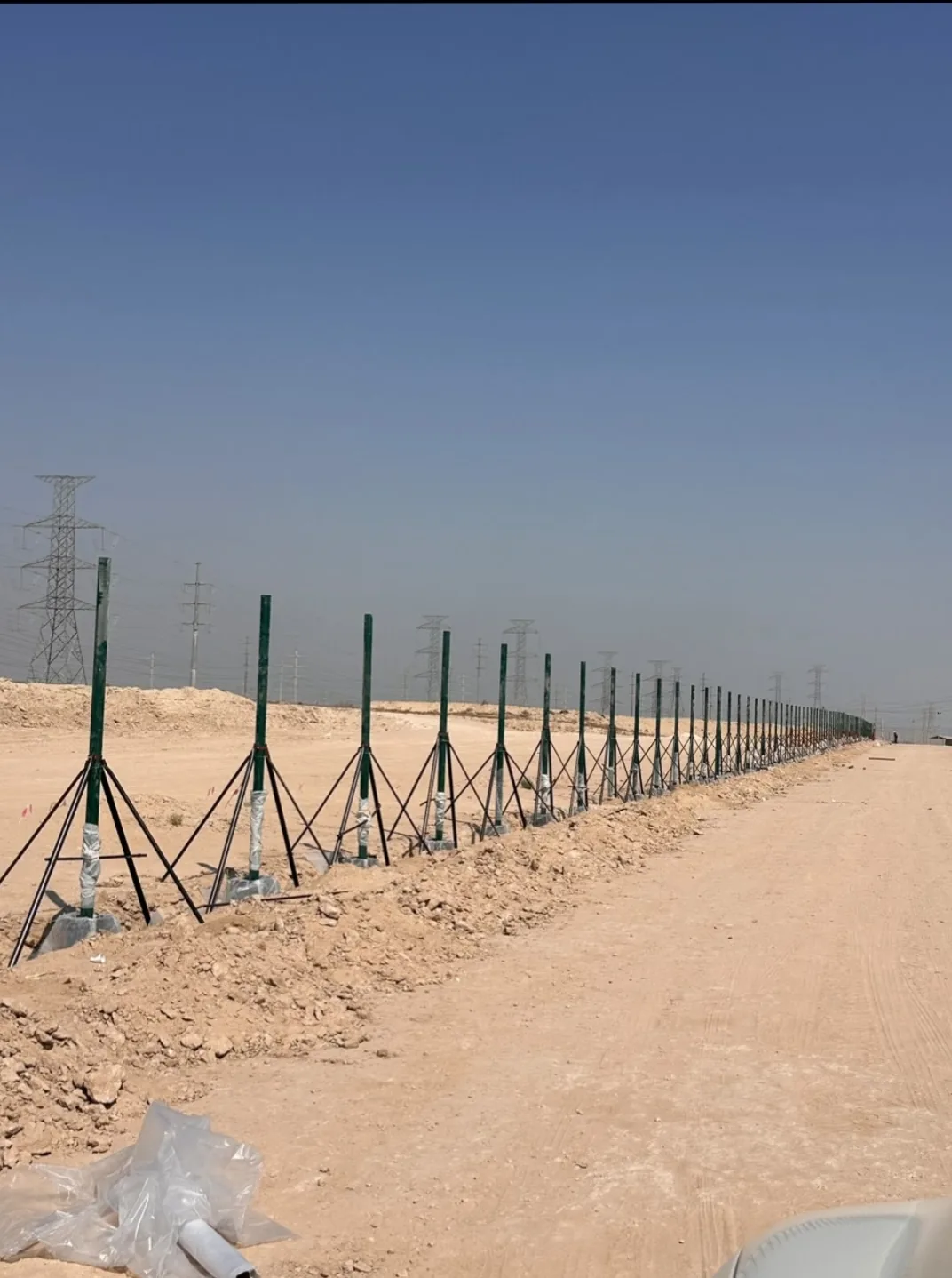 خط أعمدة سياج أمني طويل قيد التنفيذ لتسوير أرض ومشروع