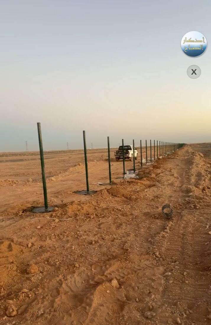 تركيب سياج شبكي معدني حول أرض رملية