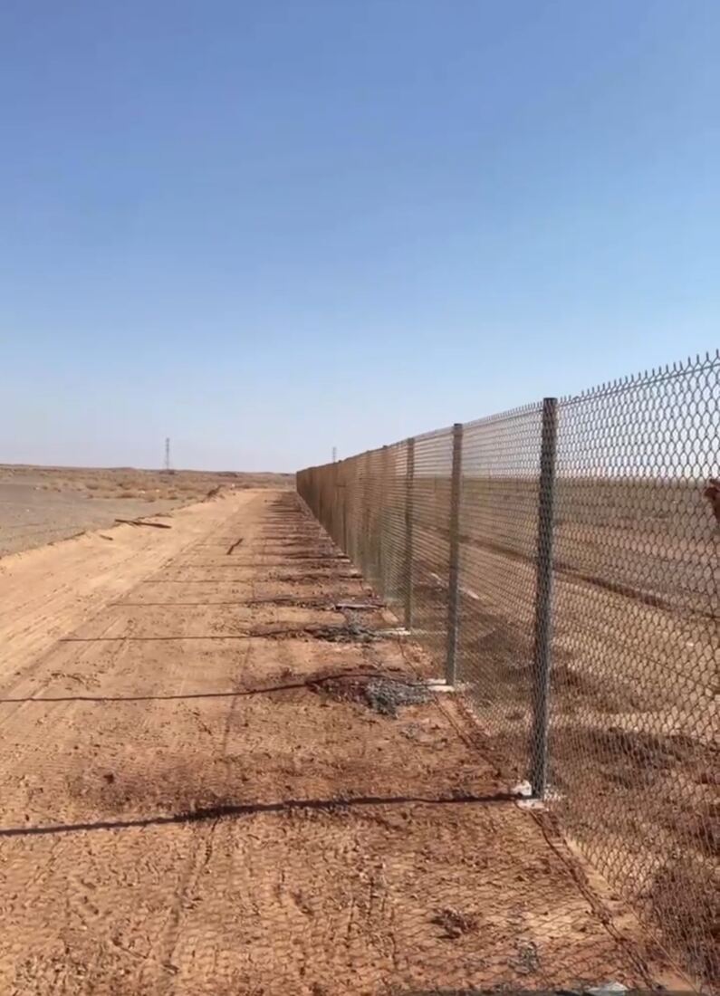 سياج شبكي طويل لتسوير أرض أو منشأة